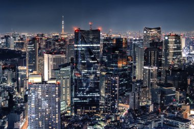 Gece ünlü Tokyo Skytree Kulesi ile aydınlatılan Tokyo şehir