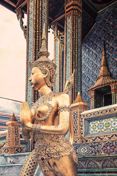 バンコクのグランドパレスでエメラルド仏寺に黄金の緊像 — ストック写真