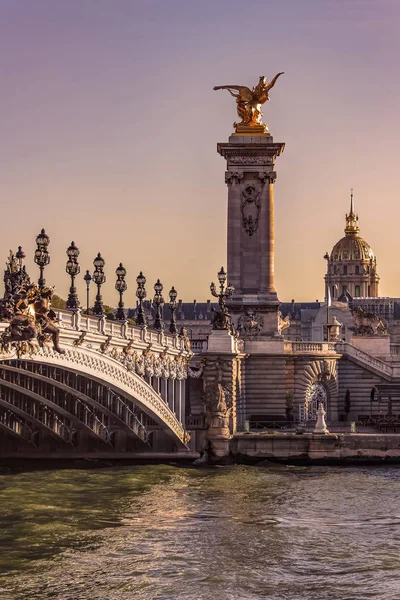日落时在巴黎的亚历山大三世桥 — 图库照片