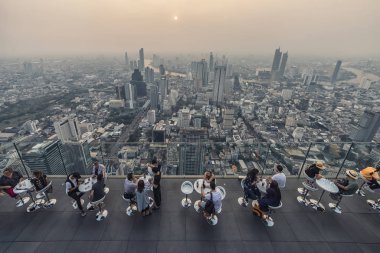 Bangkok'un en yüksek gözlem güverte ve çatı katındaki barda Mahanakhon Kulesi yeni Aralık 2018 yılında açık.