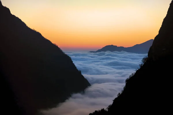 Annapurna Região Nepal Himalaia Por Sol Sobre Vale Nublado — Fotografia de Stock