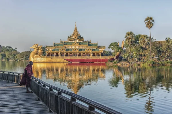 Ünlü Karaweik Sarayı Ile Yangon Şehirde Kandawgyi Gölü — Stok fotoğraf