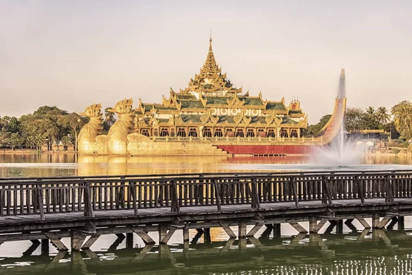 Jezioro Kandawgyi Mieście Rangun Słynnym Pałacem Karaweik — Zdjęcie stockowe
