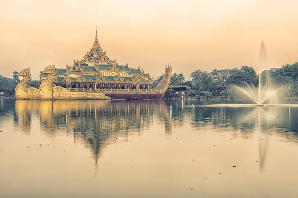 Ünlü Karaweik Sarayı Ile Yangon Şehirde Kandawgyi Gölü — Stok fotoğraf