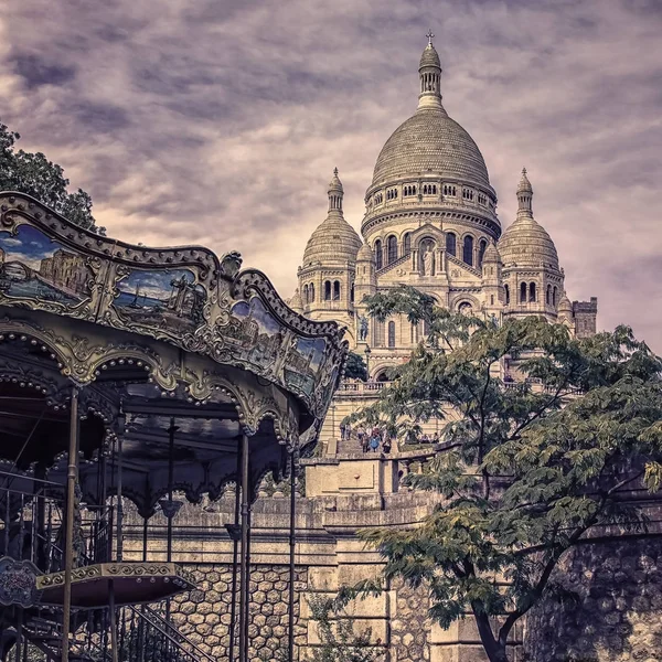 パリのサクレ クール寺院近くのカルーセル — ストック写真