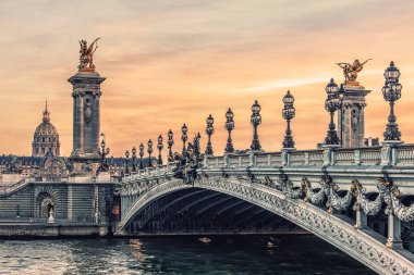 Paris'te gün batımında Alexandre III köprü