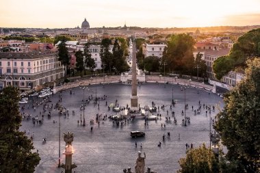 Gün batımında Roma şehri.