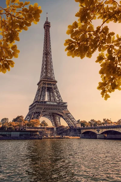 Gün Batımında Paris Sonbaharda Eyfel Kulesi — Stok fotoğraf