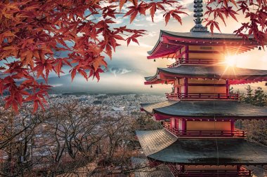 Japonya ile Chureito pagoda ve gün batımında Fuji Dağı'nın ünlü yeri