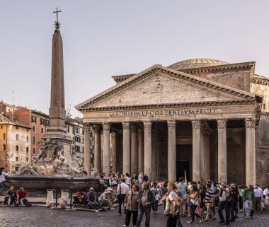 Eylül 2017 - İtalya, Roma - Pantheon cephesi ile Roma'da Piazza della Rotonda