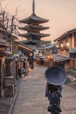 Gün batımında eski Kyoto'da geleneksel sokak