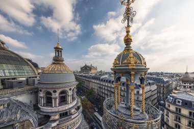 Paris çatıları Haussmann Bulvarı görüntülendi 