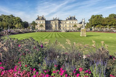 Palais du Luxembourg Paris bahçeden görüntülendi