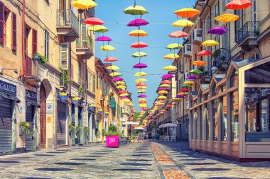 Torino caddesinde renkli şemsiyeler, İtalya