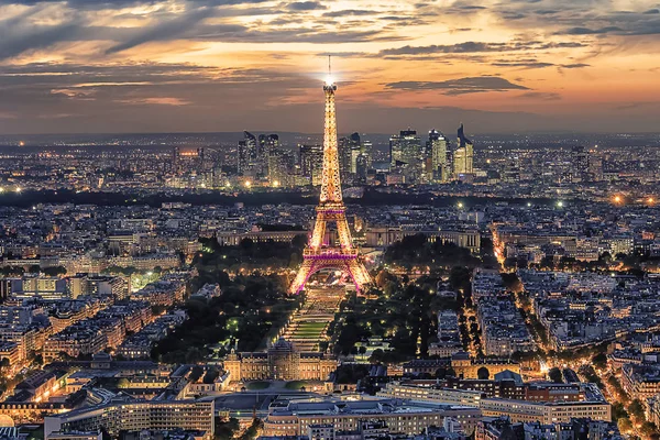 París Por Noche Con Torre Eiffel Distrito Financiero Defense Iluminado — Foto de Stock