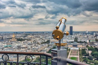 Paris 'te dürbün ya da teleskop