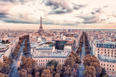 Gün batımında Paris şehri manzarası