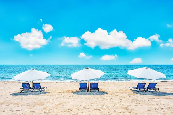 Tropik Bir Plajda Sandalyeler Şemsiyeler — Stok fotoğraf
