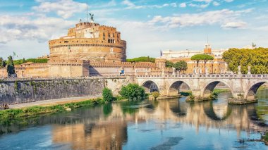 Roma 'da Tiber Nehri ve Vatikan' ın yanındaki Sant 'Angelo Kalesi.