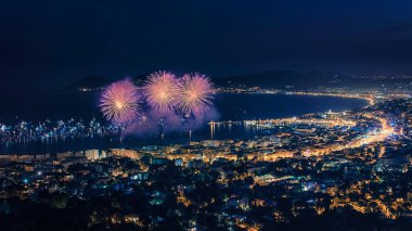 Fransız Rivierası 'nda Cannes' da havai fişek gösterisi
