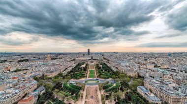 Gün batımında Paris şehri manzarası
