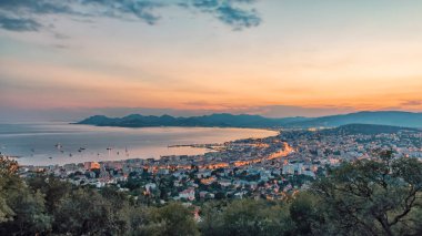 Akşamları Cannes şehrinde