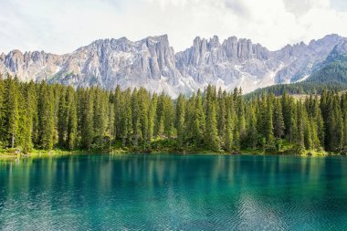 İtalyan Dolomitlerinde Carezza Gölü