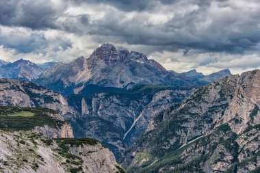 Dolomitlerdeki dağ zirveleri Tre Cime di Lavaredo, İtalya 'dan izleniyor.