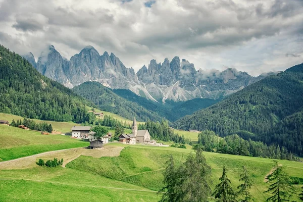 意大利Val Funes山谷 Santa Maddalena村 背景是美丽的Dolomites山 — 图库照片