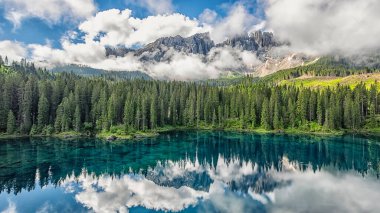 İtalyan Dolomitlerinde Carezza Gölü