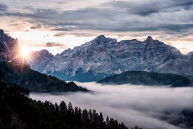 Dolomitler, Güney-Tyrol, İtalya 'da UNESCO' nun dünya mirasını resmediyor