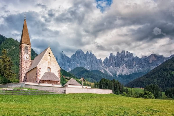 意大利Val Funes山谷 Santa Maddalena村 背景是美丽的Dolomites山 — 图库照片