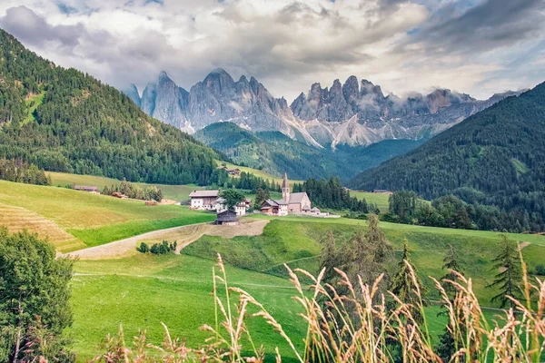 意大利Val Funes山谷 Santa Maddalena村 背景是美丽的Dolomites山 — 图库照片