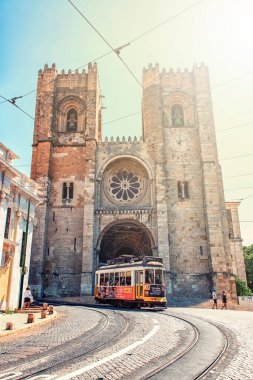 Gün boyunca Lizbon katedralinin önündeki tramvay.