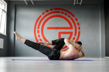 Genç sporcu karın kasları için 