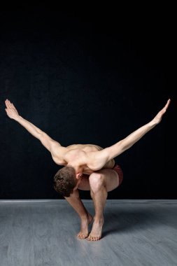 Çağdaş dans pozisyonları. Ayak parmaklarında geniş kollar pozisyonu..