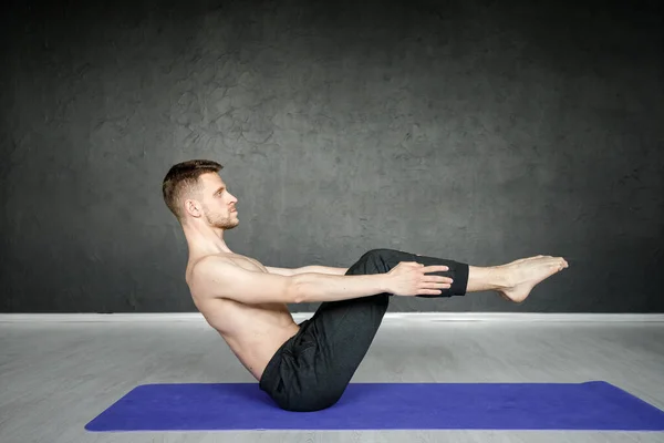 Young Athletic Man Doing Abs Exercise Yoga Mat — Stock Photo, Image