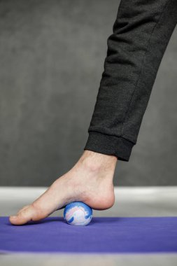 Küçük sakız topuyla ayaklarım ısınıyor.