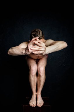 Çağdaş dans pozisyonları. Bir adamın açık elleriyle yoğun bakışları..