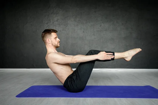 Young Athletic Man Doing Abs Exercise Yoga Mat — Stock Photo, Image