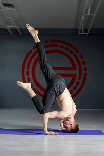 Young Athletic Man Doing Hands Head Stand — Stock Photo, Image