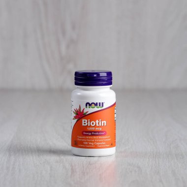 Kamyanets-Podilskyi, Ukrayna - 27 Haziran 2020: Now Foods, Biotin, 1,000 mcg, 100 Veg Capsules. Hafif ahşap arka planda haplarla dolu bir şişe.