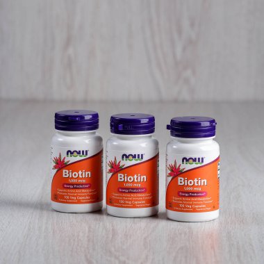 Kamyanets-Podilskyi, Ukrayna - 27 Haziran 2020: Now Foods, Biotin, 1,000 mcg, 100 Veg Capsules. Hafif ahşap arka planda hapları olan şişeler..