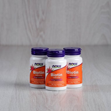 Kamyanets-Podilskyi, Ukrayna - 27 Haziran 2020: Now Foods, Biotin, 1,000 mcg, 100 Veg Capsules. Hafif ahşap arka planda hapları olan şişeler..
