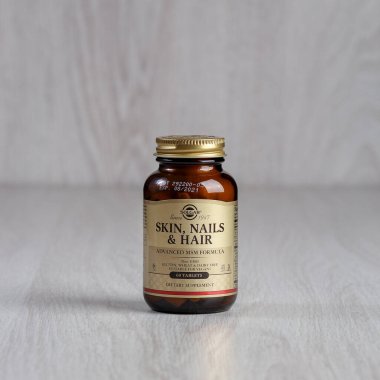 Kamyanets-Podilskyi, Ukrayna - 27 Haziran 2020: Solgar, Skin, Nails & Hair, Advanced MSM Formula, 60 Tablet. Hafif ahşap arka planda haplarla dolu bir şişe