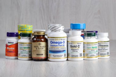 Kamyanets-Podilskyi, Ukrayna - 27 Haziran 2020: Kaliforniya Altın Beslenme, Omega-3, C Vitamini, Çoklu-Vitamin ve Çocuklar İçin Mineral, Organik Hafif arka planda hapları olan şişeler..