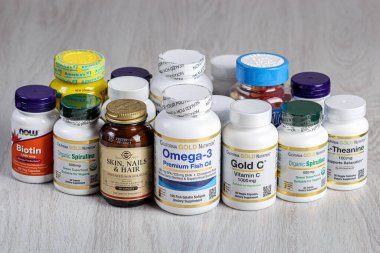 Kamyanets-Podilskyi, Ukrayna - 27 Haziran 2020: Kaliforniya Altın Beslenme, Omega-3, C Vitamini, Çoklu-Vitamin ve Çocuklar İçin Mineral, Organik Hafif arka planda hapları olan şişeler..