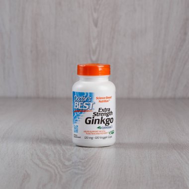 Kamyanets-Podilskyi, Ukrayna - Kasım 04, 2019: Doctor 's Best, Extra Strength Ginkgo, 120 mg, 120 Veggie Caps. Hafif ahşap arka planda haplarla dolu bir şişe.