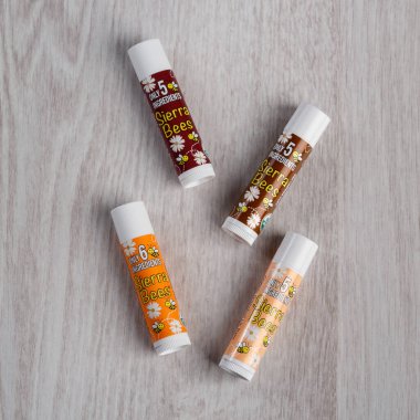 Kamyanets-Podilskyi, Ukrayna - Kasım 04, 2019: Sierra Bees, Organik Dudak Merhemi Çeşitliliği Paketi, 4 paket