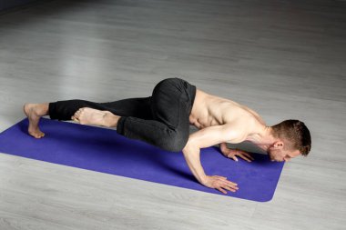 Genç adam dizinden vurarak şınav çekiyor..